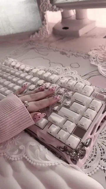 this keeb >  #gamingkeyboard #pcsetup #gamingsetup #cutesetup #pinksetup 