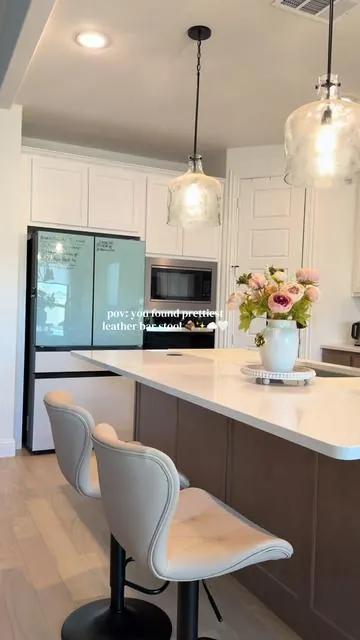 Such a good quality height adjustable bar stool on budget ☁️✨🤍  #barstool#tiktokshopfinds#cozyhomefinds#kitchenbarstools