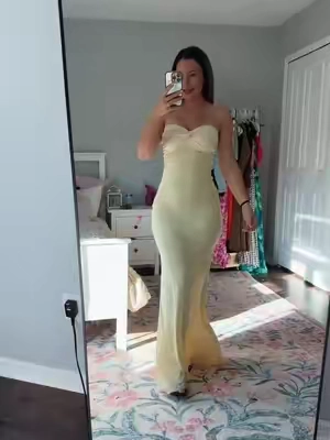 A gorgeous gown that screams spring and summer with the mermaid shape. So pretty! 