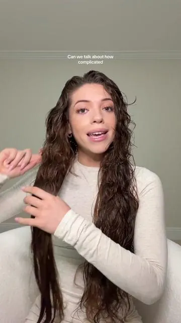 Yes these curls are from ONE PRODUCT😍 folllow for hair tutorials 🤍 #curlyhair #curlyhairroutine #curls #naturalcurls #longcurlyhair 