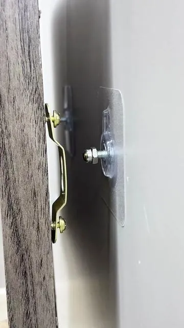 With this nail-free adhesive, you no longer need to drill holes in the wall. It adheres very firmly and leaves no residue when removed.#homegoods #diyhacks #home #wall #fyp 
