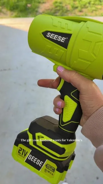 @SEESE OS with the most genius product! I use this to blow off our porch, the shop, outdoor furniture! Even dry your car after you wash it. So powerful! If you want yhe full kit, drop a comment or go check out their shop! #seese #handheldblower #cordlessblower #leadblower #tiktokshopfinds 