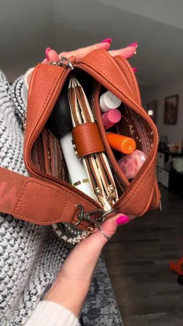 I am obsessed with the dark brown #wrangler #wranglerbag #wranglerpurse #durabledesign #everydaybag 