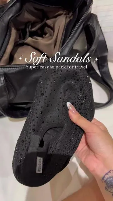My favorite travel slippers.🖤#travelslippers #houseslippers #watershoes #creatorsearchinsights #travelhacks 