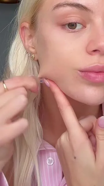 Visually lifted facial appearance 👀⬆️ It’s not meant to replace anything — just light support for how the face looks on camera. #fyp #TrendingNow #DailyBeauty #FaceLiftTape #TiktokshopStockUp