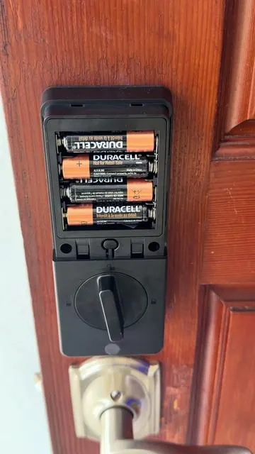 Cerradura digital con huella, código y llave que se bloquea sola al cerrar la puerta, ideal para casa o apartamento. #cerraduradigital #cerradura #smartlock #lock@Wyze 
