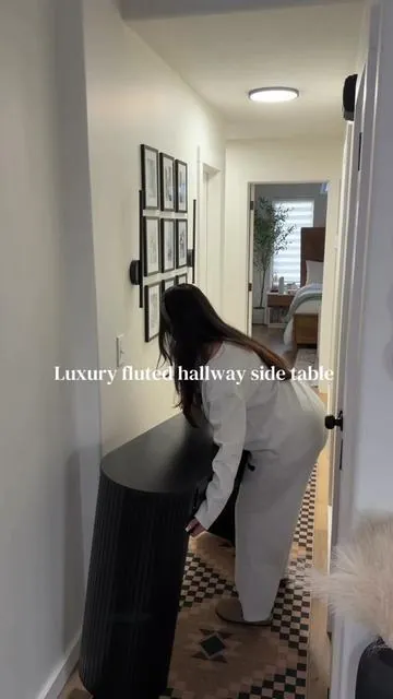 This hallway side table 10/10 ✨ #hallwaydecor #sidetable 