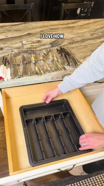Setting up this expandable silverware organizer was so satisfying! My drawer instantly looks organized and clean. #kitchenorganization #kitchenstorage #drawerorganization #kitchenutensils #kitchenessentials 