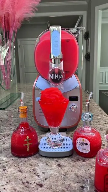 ❤️ Red Cherry Lemon Drop Slush ❤️ Cherry 🍒 Lemon 🍋 Drop Shop is officially open!! Sweet, tangy, bright red, and dangerously easy to sip 🍒❤️ Made right in my Ninja Slushy Max and it’s a total crowd favorite Comment CHERRY 🍒 for a DM with the full recipe 💌 Save this for your next party Tag your bestie who would love this 🍒🍋 . . . . #cocktailswithchelsea #cocktails #ninja #ninjaslushi #lemondrop  @ninjakitchen 