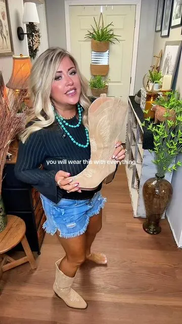 Pointed toe cowboy boots with a comfy chunky heel. Easy to style with dresses denim or shorts. #cowboyboots #westernboots #concertboots #westernstyle #bootseason