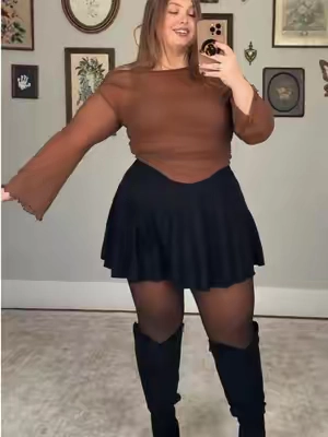 These skorts completely hide the tummy and go with pretty much everything. I’m OBSESSED WITH THEM. 14/16 wearing the xxl #curvyfashion #plussizefashion #springfashion #skortoutfit #tummycontrol 