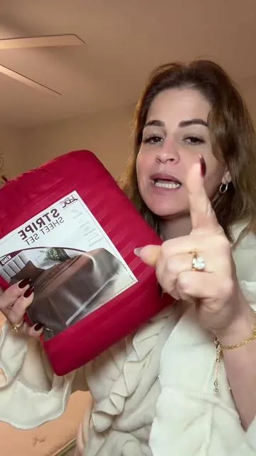 Si eres persona que me ve hace mucho tiempo, sabes que yo utilizo esta sábana hace más de dos años de la tienda Lux Decor. Este juego en específico trae 4 piezas: 2 fundas, 1 sábana lisa y 1 sábana elástica. Me encanta porque se siente suave, es fácil de cuidar y la ajustable es deep pocket (hasta 16”) para que quede bien puesta. ✨ Te dejo el enlace encima de mi nombre para que elijas tu color. #MiHogarActivo #LuxDecor #BedSheets #Sabanas #HomeFinds