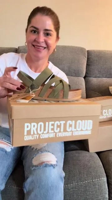 Estas son de las más nuevas de Project Cloud y de las más vendidas ✨ Se ajustan súper bien, las puedes llevar descalzada o tipo sandalia, y lo mejor: son livianas y cómodas para caminar. Yo pedí talla 8 y el 8 me quedó perfecto. Hay varios colores para que elijas el tuyo y la tienda oficial está aquí encima de mi nombre. Si tú eres de las que quiere altura pero sin sufrir, estas son una opción buenísima 💛 #MiHogarActivo #ProjectCloud #Sandalias #SandaliasPlataforma #CalzadoComodo
