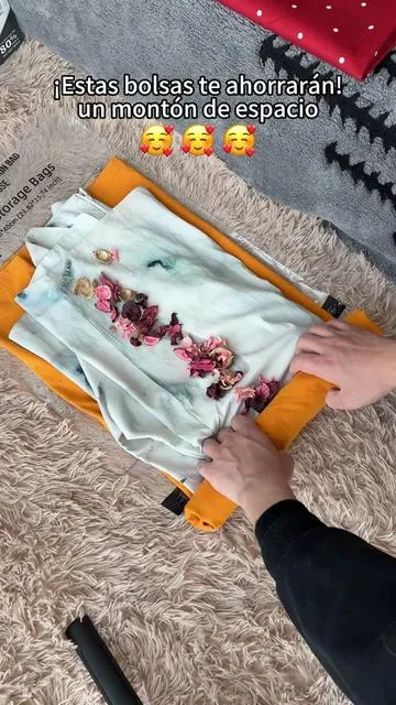 Deja de llenar tus abrigos de invierno y suéteres pesados en el armario con este conjunto de almacenamiento al vacío. Dobla, cierra, presiona el botón y mira cómo se encoge. Ahorro de espacio, sin desorden, perfecto para la familia o para viajar! 🧥 ✨
 Haga clic en el enlace y empacar ahora! #WinterStorage #SpaceSaver #VacuumStorage #HomeOrganization #TrucoDeViaje