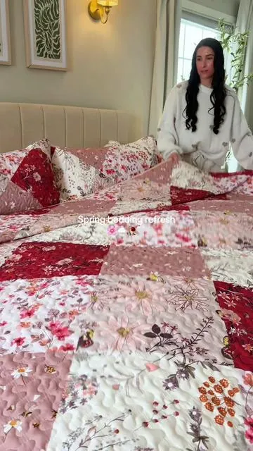 Literally obsessed with this quilt 🌸 it’s so soft, lightweight, and cozy ☁️ #quilt #patchworkquilt #bedding #springbedding #pinkbedroom 