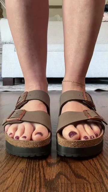 The platform Birks are THAT girl 🤎 comfy, classic, and go with everything. @HSN, Inc #Birkenstocks #sandals #womenssandals 