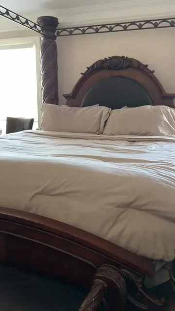 This isn’t even the biggest size available. Colors are selling fast. #oversizedcomforter #beddingset 