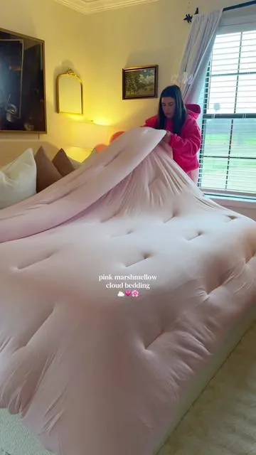 The *PINK* MarshMellow Comforter has arrived @Mellow Sleep ⛅️💗 #pinkmarshmellowcomforter #pinkmellowcomforter #mellowsleep #pinkaesthethic #bedding 