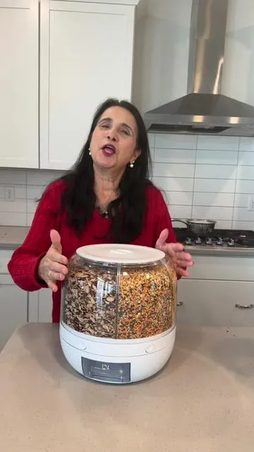 Keep your pantry neat and mess-free with this 6-grid 360° rotating grain dispenser! One-click output makes storing and serving rice, beans, and small grains super easy. #KitchenOrganization #GrainStorage #PantryEssentials #smartkitchen #HomeStorageSolutions 