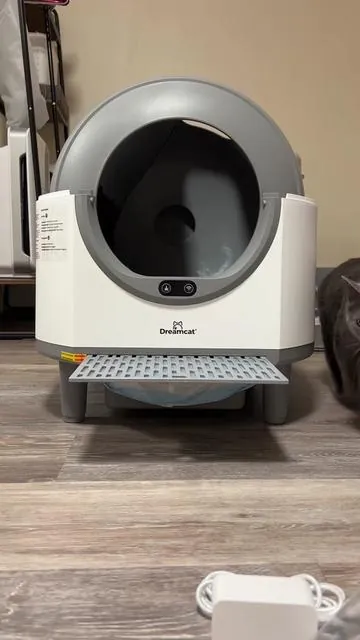Got Coraline her very own spaceship poop rocket! Love this one! Flash sale right now! Easy to assemble, cat friendly & safe! #litterrobot #cat 