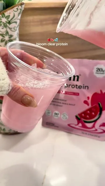 Bloom’s clear protein is SO good! light, refreshing and such a nice change from a thick, chalky protein shakes🙌 20 g of protein, for only 90 cal, zero added sugars, and it even has collagen!✨💕@Bloom Nutrition #protein #clearprotein #proteindrink #proteinhack #summerbody 