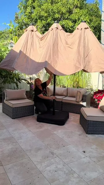 Mi sombrilla es extra grande y sirve lo mismo para el día que para la noche he porque tiene luz @sophiaandwilliam #sombrilla#umbrella#solarlights#patiofurniture#poolumbrela