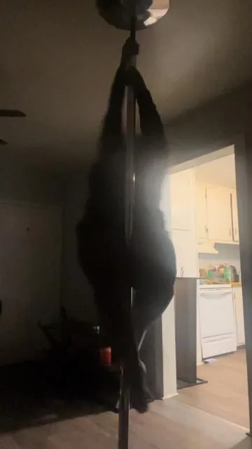 My hair looks a mess 😭#draft #begginerpoledancing #poledancingmotivation #poledancing 