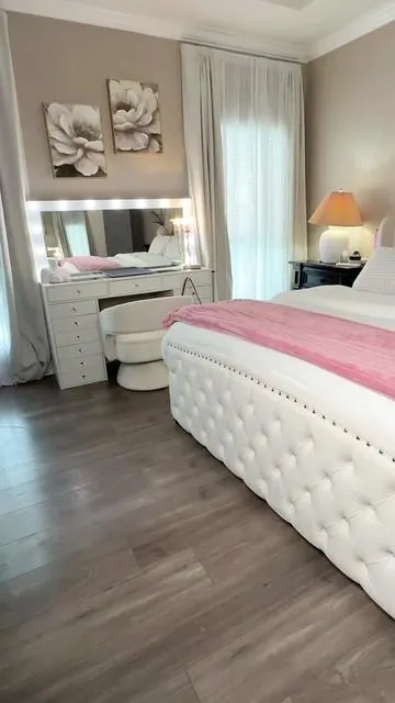 Marco de cama de diseño elegante y moderno, pensado para elevar el estilo de tu dormitorio ✨ Su estructura sólida y su acabado cuidado lo convierten en una pieza que combina confort, estabilidad y estética. ✔️ Diseño limpio y sofisticado ✔️ Estructura resistente y duradera ✔️ Ideal para crear un ambiente tipo hotel en casa ✔️ Disponible en Queen y King ✔️ Combina fácilmente con distintos estilos de decoración Perfecto para quienes buscan descanso con estilo. 🛍️ Disponible aquí mismo en mi TikTok Shop. marco de cama bed frame cama moderna cama elegante marco de cama king marco de cama queen cama dormitorio muebles para dormitorio home decor home pro tiktok shop hogar #marcodecama #bedframe #dormitorio #maryfershop #tiktokshopcreatorpicks @Amerlife 