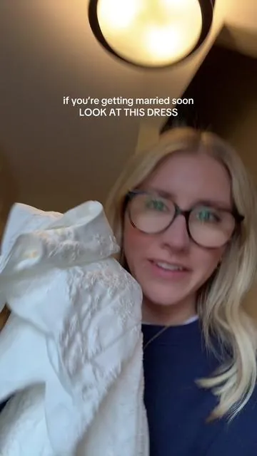 Surprising my sister with this dress hehe
