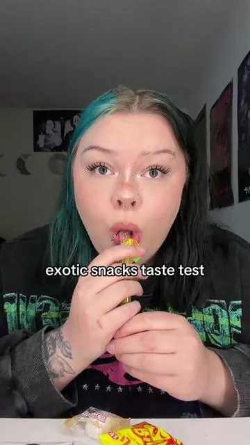 Such a good snack box #tastetest #messytiktok #foryoupage #mukbang 