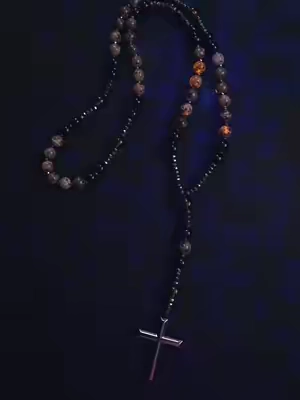 Rosario de obsidiana natural con piedras yooperlite UV reactive y cruz de hematita. Collar unisex de protección y estilo  Ideal para outfit casual o look elegante con intención. #rosariounisex #collardeproteccion #obsidiana #accesorioshombre #tiktokshopfinds