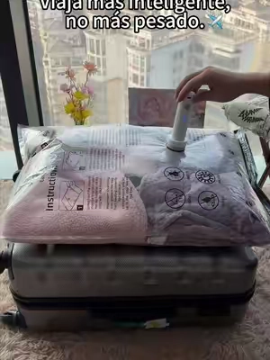 ¿Empacas como si te mudaras? ¡Prueba esto para ganar más espacio!
 #viaje #truco #equipaje #organizacion #mudanza
 Maximiza el espacio al empacar para una mudanza
 Empacar para una mudanza puede ser una tarea abrumadora, especialmente si sueles llevar de más. Sin embargo, con las técnicas adecuadas, puedes aprovechar al máximo el espacio y hacer el proceso mucho más sencillo. Aquí tienes algunos trucos efectivos para empacar de forma más eficiente y ahorrar espacio.
 1..Planifica con antelación: Antes de empezar a empacar, haz una lista de lo que realmente necesitas. Así evitarás llevar cosas innecesarias y empacar de más.
 2.Usa bolsas compresoras: Ideales para reducir el volumen de ropa voluminosa como chaquetas y sudaderas. Solo coloca la ropa en la bolsa y usa una aspiradora o el método de enrollar para sacar el aire.
 3.Empaca estratégicamente: Coloca los objetos más pesados en la parte inferior de las cajas o maleta. Ahorras espacio y mantienes el equilibrio.
 4.Aprovecha cada rincón: Rellena los zapatos con calcetines o objetos pequeños. Llena todos los huecos para usar todo el espacio disponible.
 5.Elige objetos multiusos: Lleva cosas que sirvan para varias cosas, como una bufanda que haga de manta o una bolsa para salidas diarias.
 6.Maximiza tu maleta: Enrolla la ropa en lugar de doblarla. Enrollar ahorra mucho espacio y reduce las arrugas.
 7.Etiqueta las cajas: Si te mudas, etiqueta las cajas claramente. Así encontrarás lo que buscas rápido sin revisar todo, ahorrando tiempo y espacio.
 Con estos trucos sencillos, mejorarás mucho tu eficiencia al empacar, ganarás más espacio y harás que la mudanza sea mucho menos estresante.
 ¡Feliz empacado!
 Palabras clave:consejos para empacar en una mudanza, estrategias de empaque eficiente, trucos de viaje para ganar espacio, cómo empacar eficientemente, consejos de mudanza para quienes empacan de más, optimizar espacio en maleta, trucos para empacar, técnicas para ahorrar espacio al empacar, esenciales de viaje, consejos inteligentes para empacar