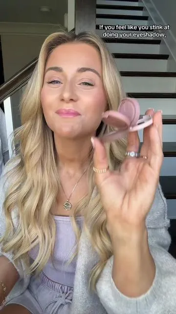 Have been using these for years! They really make it feel like you know what you’re doing! 😆 #everydaymakeup #eyeshadowtutorial #kaja #kajabeauty #eyeshadowlook 