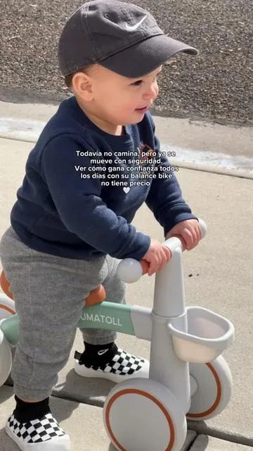 No es para que caminen antes. Es para que ganen confianza, equilibrio y seguridad a su propio ritmo. A nosotros la balance bike nos ha ayudado muchísimo🤍 — — #balancebike #toddlers #musthave #toddlersoftiktok #toddleractivities 