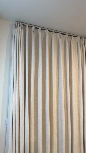 Rieles para colocar las cortinas desde el techo. Hace que el espacio se vea más amplio y aporta elegancia #cortina #homedecorideas #curtains #diningroominspo #hogarbonito 