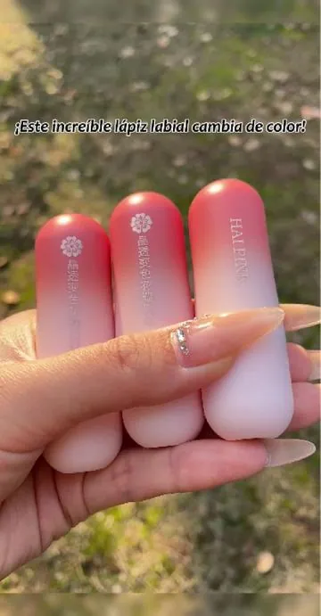 ¡Este labial me tiene loca! 😱 ¡Es un labial mágico transparente que cambia de color! #makeup #makeuptrends #viralmakeup #colorchange #beauty 