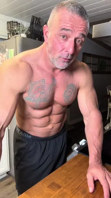 Ramen… but make it muscle. 🍜💪 32g protein. 21g carbs. Ready in 5–8 minutes. If you’re in a time crunch before training, this can absolutely work as a quick pre-workout fuel — enough protein to support muscle and just enough carbs to push performance without feeling heavy. Not every meal has to be chicken and rice. It just has to hit the macros and get you ready to move weight. Train hard. Grow. 🔥 #PreWorkoutFuel #HighProtein #FitOver50 #LeanBulk #TrainHard