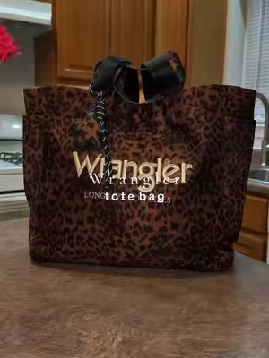 This tote is HUGE, I love it 🤎 @Rustic Charm Bootic #purse #pursetok #totebag #wranglerpurse #shoulderbag 