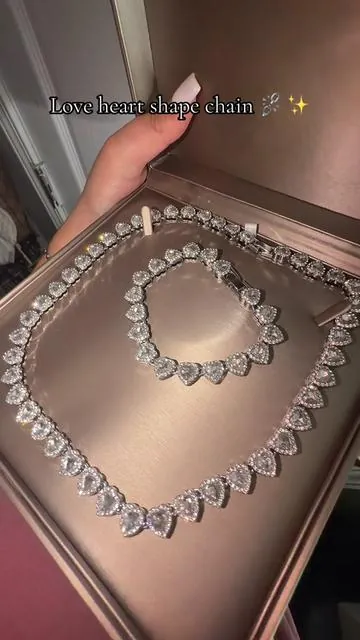 La caja no viene incluida ‼️‼️ #loveheartshapechain #heartchain #cadenadecorazones #heartnecklace #tiktokshopcreatorpicks  