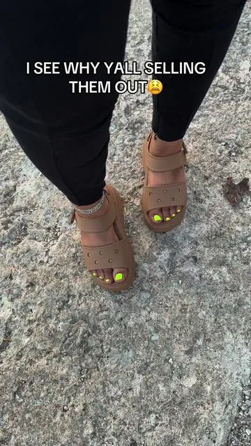 Wide foot friendly and platform? Yesss please 😍😍 #crocs #crocssandals #crocssohosandals #crocsnewarrivals @Crocs 