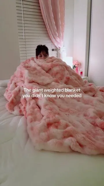 So soft, warm and cozy 💕 definitely a must have. #blanket #weightedblanket #pinkblanket #pinkgirl #bedding 