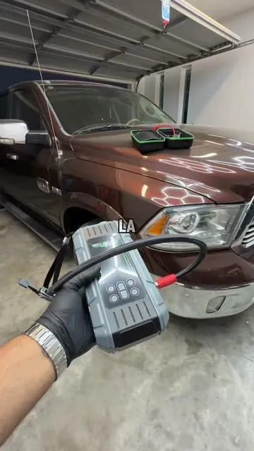 Amaneció sin aire el neumático de la ram HEMI 5.7 🤦🏻‍♂️ #cars #autos #foryoupage #tiktokshop #tires 