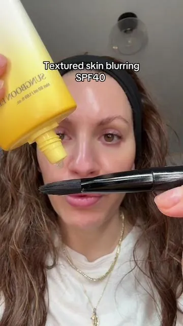 Your sunscreen and blurring primer in one!! SPF40 Daily Invisible Blurring Sunscreen #texturedskin #sunscreenreview #tiktokshopcreatorpicks #tiktokshopstockup #ttsbeautybesties 