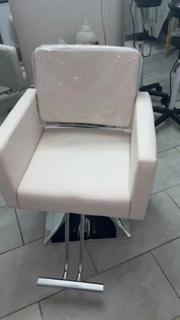 Love this chair down! No clients complaints & it’s soft to sit in🤍😩 #foru #tiktokshop #salonowner #salonlife #salonsuite 
