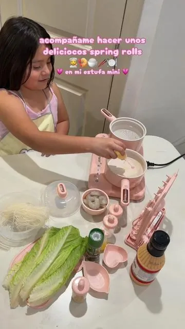 con decirte que ya quiere ser la encargada de la cena 🤭💗 #estufaparaniniños #pinkdoublestove #kidscooking #niñascocinando #kidsworkingstove 