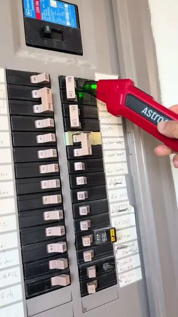 Esta herramienta para encontrar disyuntores hace que encontrar el correcto sea rápido y fácil. #breakerfinder #voltagedetector #electricalwiring #electricidadfacil #circuitbreaker 