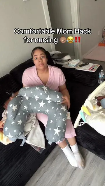 I love this nursing hack!!! 😩this nursing pillow is absolutely AMAZING!! 😍 - - - #nursinghack #momtok #breastfeeding #newborn 