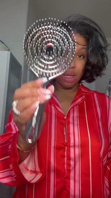 If you wear your hair straight or styled, this brush matters. The Halovida Bristle Brush helps reduce breakage and keeps hair smooth without snagging. #hairbrush #straighthairnatural #boarbristlebrush 