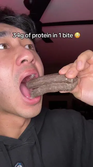 It tastes sooo good 🤤 #builtbar #proteinbar 