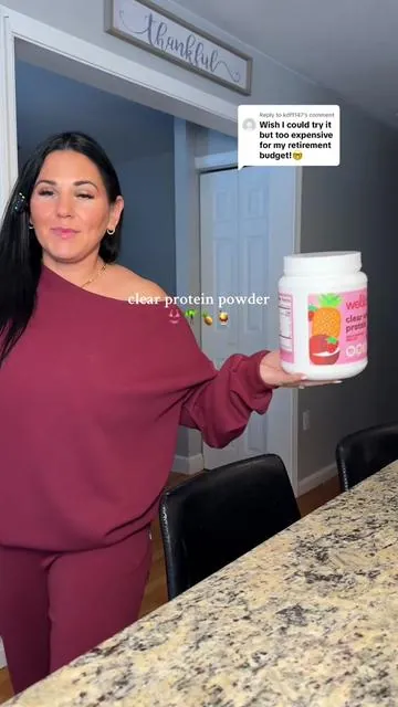 Replying to @kdf1147the clear protein powder now comes in a smaller container if you wanted to try it before investing in the 30 serving container! 👙🍹🍍🌴 #clearprotein #protein #proteinhack #wheyprotein #tiktokshopstockup @Wellah Nutrition 